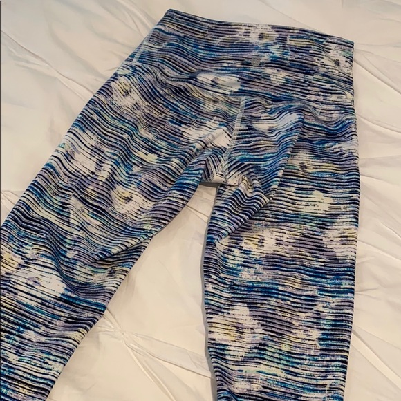 Lululemon wunder under high rise crop size 6 - Picture 3 of 3